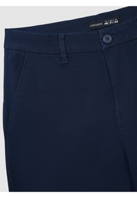 Pantaloni blu navy realizzati in tessuto leggero, con chiusura a bottone, passanti per cintura e tasche laterali. L'etichetta mostra le informazioni sulla taglia.