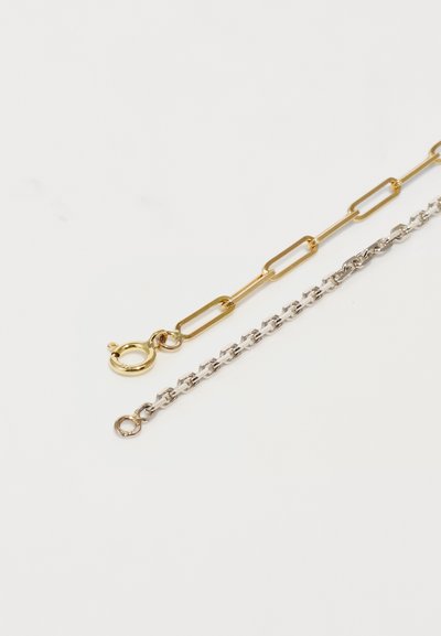 Αλυσίδες από μεικτά μέταλλα χρυσού και αργύρου; Χρυσά links στυλ paperclip με κλιπ λοβού, ασημένιοι οβάλ σύνδεσμοι, λεία υφή, γυαλισμένο φινίρισμα.