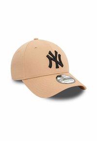 Gorra de béisbol color beige con visera curva y logo bordado en negro "NY" en la parte frontal. Presenta una etiqueta de tela en la visera que indica la talla.