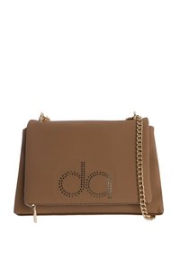 Bolso de mano sintético marrón con una superficie texturizada, correa de cadena dorada y logo punteado en la parte frontal; forma rectangular con cierre de solapa.
