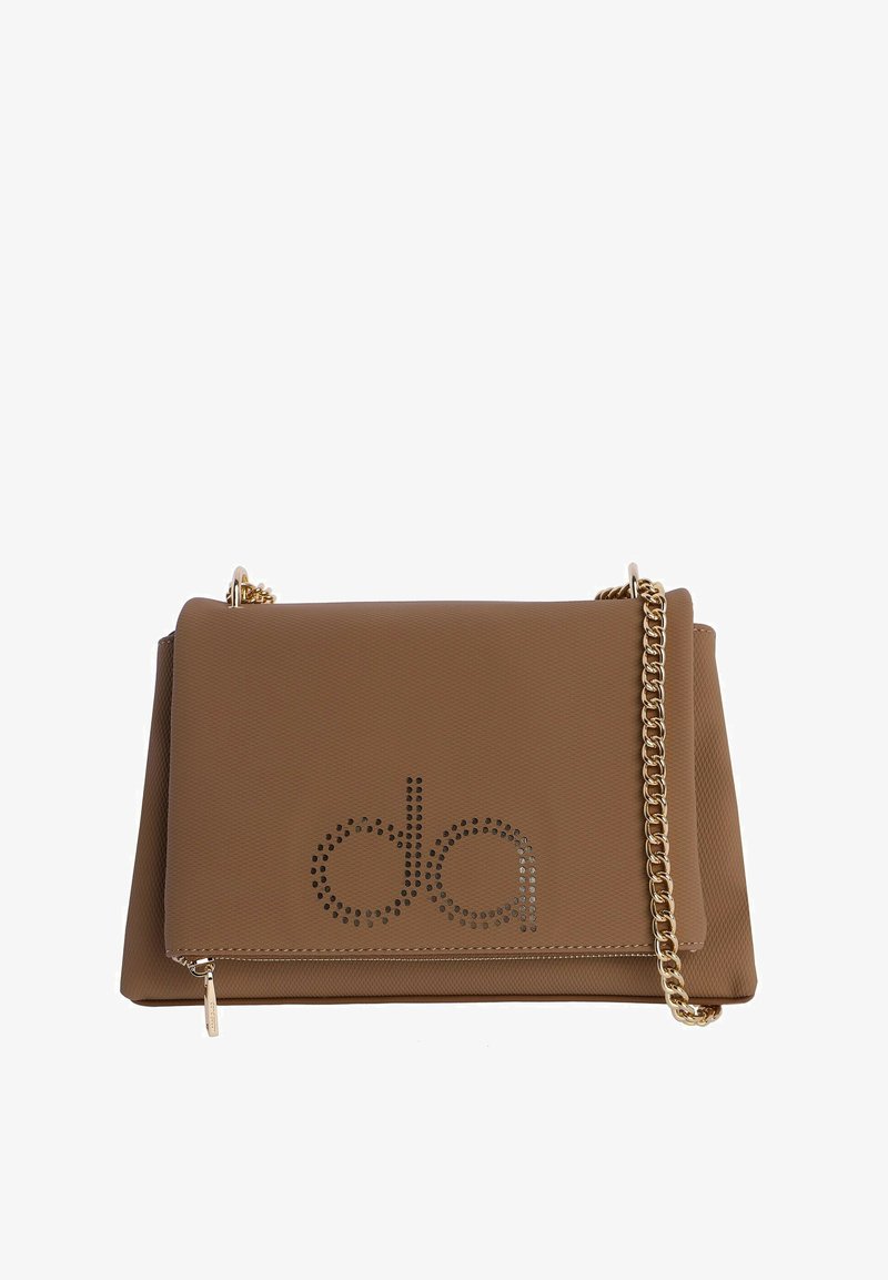 Bolso de mano sintético marrón con una superficie texturizada, correa de cadena dorada y logo punteado en la parte frontal; forma rectangular con cierre de solapa.