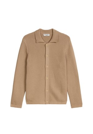 Cardigan beige tricoté à manches longues, boutonnage sur le devant, col côtelé et motif gaufré texturé.