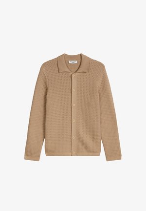 Cardigan beige tricoté à manches longues, boutonnage sur le devant, col côtelé et motif gaufré texturé.