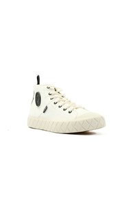 Sneaker alte in tessuto canvas color avorio con dettagli neri, dotate di una suola con motivo testurizzato e un logo circolare sul lato.