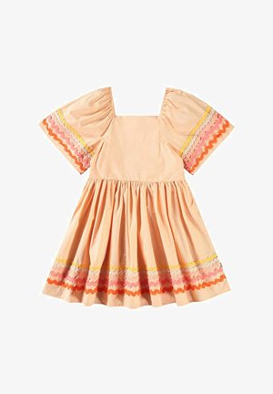 Różowa sukienka z bawełny w kolorze brzoskwiniowym, z krótkimi bufiastymi rękawami, kwadratowym dekoltem i falbaniastą spódnicą. Zdobią ją kolorowe zygzakowate wykończenia w odcieniach różu, żółci i pomarańczy.