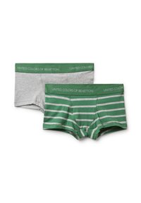 Dva chlapecké boxerky, jedny v jednolité světle šedé barvě a jedny zelené s šedými pruhy, oboje se spodním lemem "United Colors of Benetton".