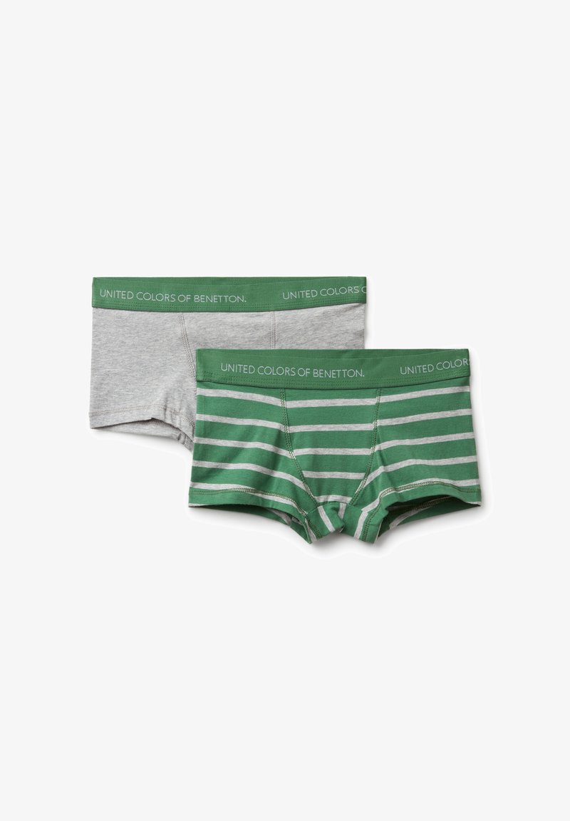 Dva chlapecké boxerky, jedny v jednolité světle šedé barvě a jedny zelené s šedými pruhy, oboje se spodním lemem "United Colors of Benetton".