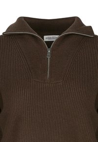 Pull marron zippé avec une texture côtelée, présentant un col et une fermeture éclair quart. Étiquette visible à l'intérieur du col.