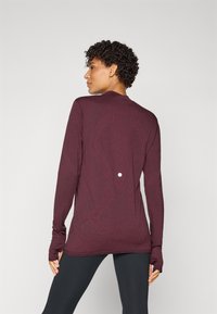 ASICS ROAD WINTER SEAMLESS TOP - Top dugih rukava - dark currant