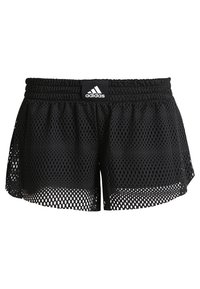 Pantalones cortos deportivos de malla negra con cintura elástica, que presentan un logo bordado centrado y un patrón de agujeros abiertos en toda la prenda.