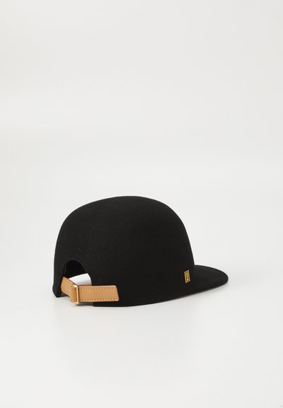 Gorra de lana negra con una corona redondeada y un borde plano. Presenta una correa de cuero marrón en la parte posterior con una hebilla en tono dorado.