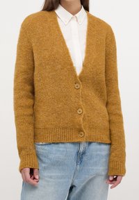 SENAPSGUL cardigan i mjukt, strukturerat tyg, med V-hals, ribbade ärmslut och tre träknappar fram.