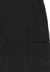Shorts cargo noirs en tissu léger, avec une poche latérale à rabat et un petit logo à l'ourlet. Texture lisse et design simple.