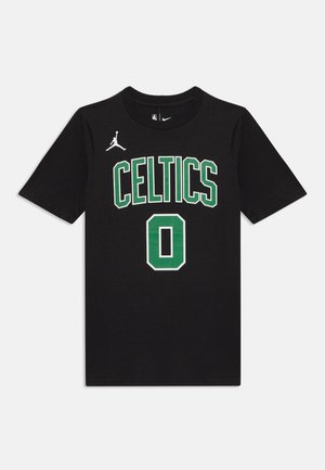 Camiseta de algodón negra con la palabra "CELTICS" en letras verdes y blancas, con un gran número "0" en verde, y un logo de Jumpman blanco en el hombro izquierdo.