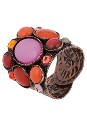 Large bague en cuivre avec de grandes pierres précieuses rondes violettes, orange, rouges et jaunes et des gravures internes complexes.