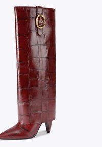 Kozaki do kolan w kolorze burgundowym z wzorem węża, zwężającym się czubkiem oraz złotym akcentem na górnej części.