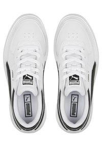 Baskets blanches avec des accents noirs, dotées d'un dessus en cuir lisse, d'un bout rond, d'un système de laçage et d'un logo Puma sur la languette et la semelle intérieure.
