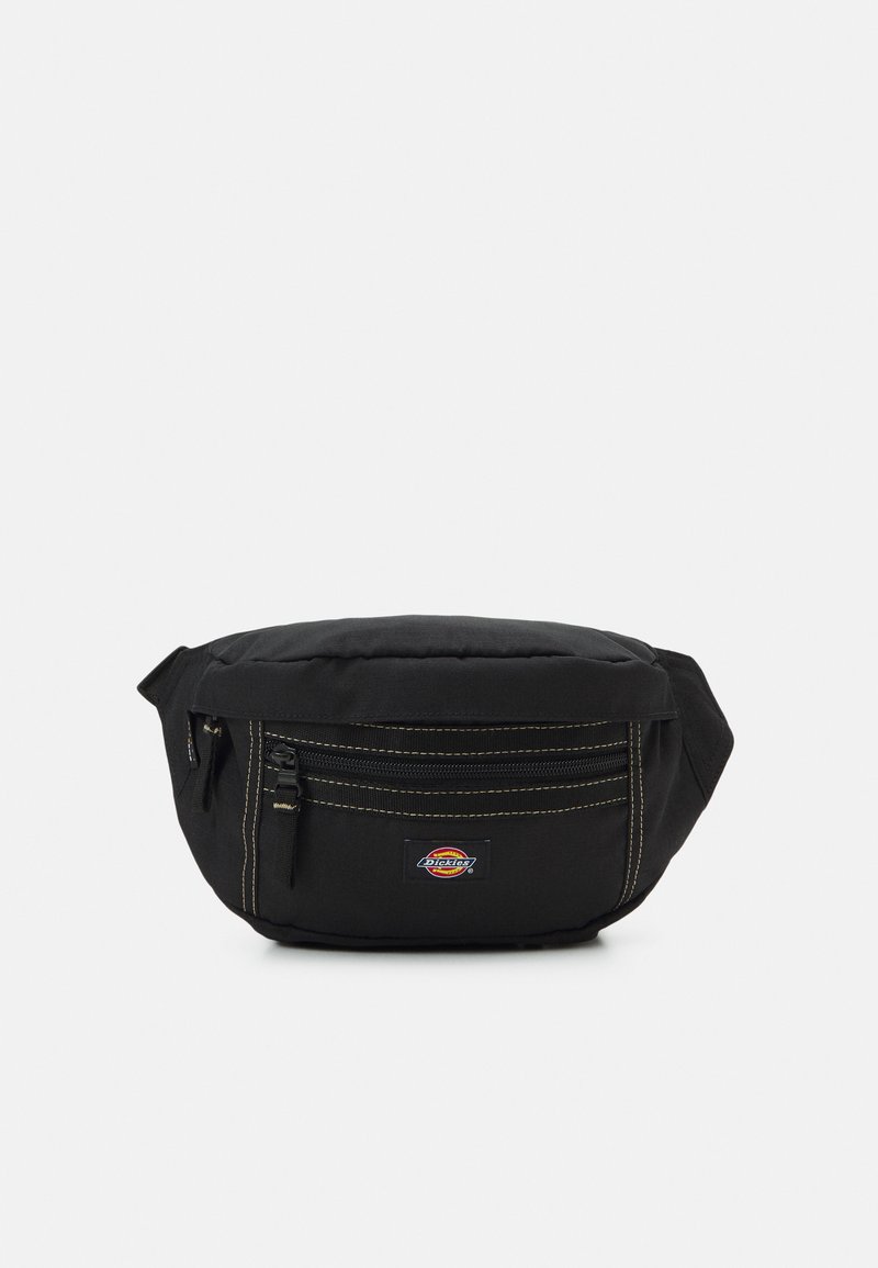 Schwarze Stoff-Gürteltasche mit gelben Nähten, ausgestattet mit einer vorderen Reißverschlusstasche und einem Logopatch. Kompaktes, gepolstertes Design für Komfort.