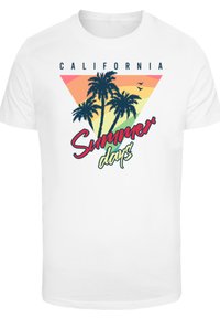 Weißes Baumwoll-T-Shirt mit einem bunten Aufdruck von Palmen, einem Hintergrund mit Sonnenuntergangsverlauf und dem Text "Kalifornische Sommertage."