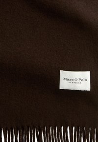Dunkelbrauner Wollschal mit weicher Textur, mit fransigen Enden und einem angenähten Etikett mit der Aufschrift "Marc O'Polo EST. IN STOCKHOLM."