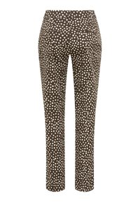 Braune, schlanke Hose mit unregelmäßigen weißen Punkten, zwei Gesäßtaschen und hohem Bund.