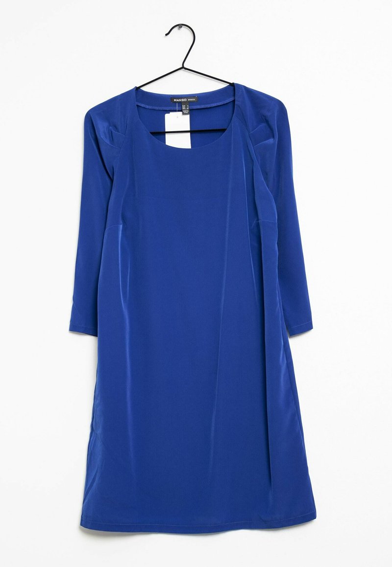 Robe bleue en tissu lisse, avec un décolleté arrondi, des manches trois-quarts, et des poches latérales, suspendue à un crochet noir.