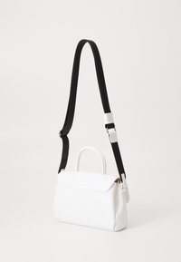 Hvid faux læder håndtaske med struktureret form, der har en top håndtag og en aftagelig sort rem. Glat tekstur og minimalistisk design.