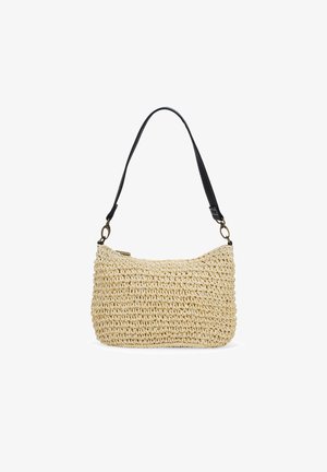 Bolso de mano tejido en beige con una superficie texturizada, forma curva y una correa de cuero negra, que cuenta con sutiles acentos de hardware dorado.