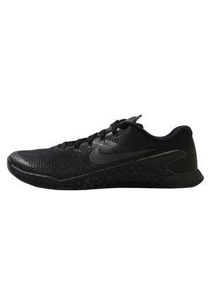 Schwarzer, niedrig profilierter Sportschuh mit strukturierter Sohle, Mesh-Obermaterial, Schnürsenkeln und Nike-Logo an der Seite, von der Außenseite gezeigt.
