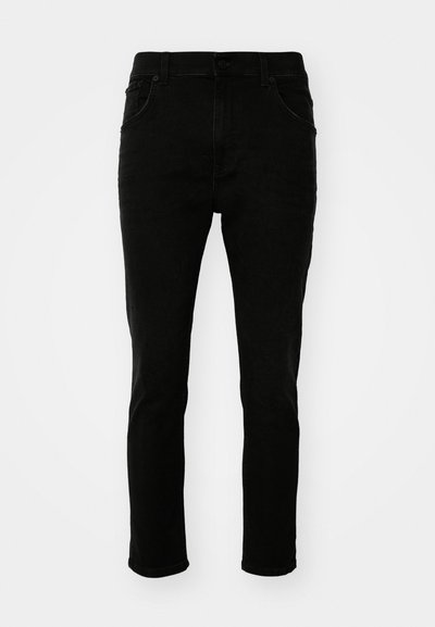 Crne traperice od denima uskog kroja, s pet džepova, kopčanjem na dugme i petljama za remen. Glatka tekstura s laganom elastikom.