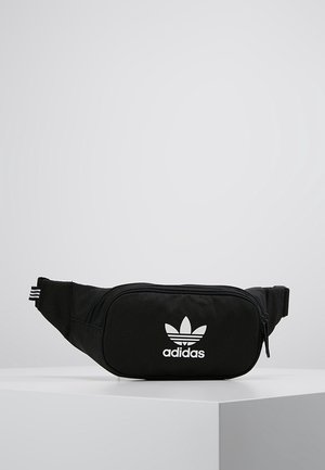 Schwarze Adidas-Gürteltasche mit weißem Trefoil-Logo, einem Reißverschluss-Hauptfach und einem verstellbaren Seitenriemen auf weißem Untergrund.