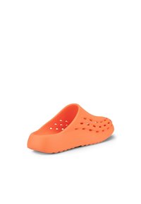 Orangene Schaum-Clogs mit offenen Löchern für Atmungsaktivität, einer geschwungenen Form und einer strukturierten Sohle für besseren Halt. Weiches und leichtes Design.