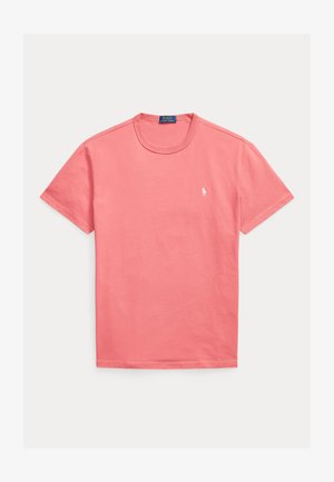 Koralowo-różowy t-shirt z krótkim rękawem i okrągłym dekoltem, z małym białym logo Polo Ralph Lauren na lewej piersi oraz oznaczoną metką na karku.