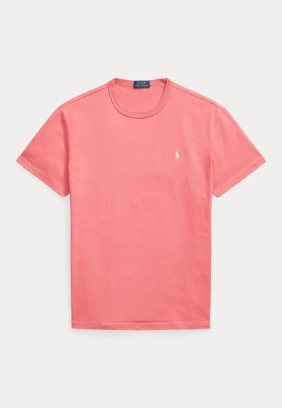 Κοραλί ροζ κοντομάνικη μπλούζα με στρογγυλή λαιμόκοψη και μικρό λευκό λογότυπο Polo Ralph Lauren στο αριστερό στήθος, καθώς και ετικέτα με το εμπορικό σήμα στον λαιμό.