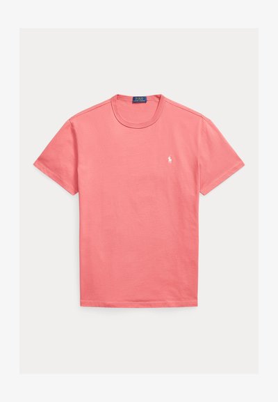 Koralliroosa lühikeste varrukatega t-särk ümar kaelusega, millel vasakul rinnal väike valge Polo Ralph Laureni logo ja kaelal kaubamärgiga silt.