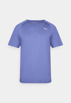 Camiseta de manga corta morada hecha de material ligero, con un brillo sutil y un pequeño logo blanco en la parte superior izquierda.
