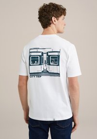 Balta medvilninė marškinė su grafikiniu spaudiniu, pavaizduojančiu du tramvajus su žmonėmis viduje, užrašas "VIENINGAS TRANSPORTAS" viršuje ir "MIESTO KELIONĖ" apačioje.