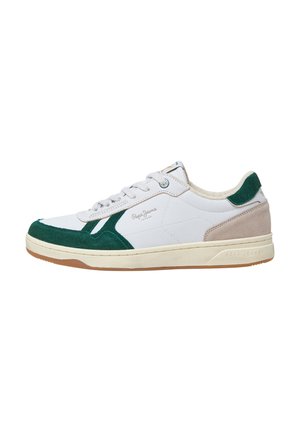Hvid sneaker med grønne og beige suede accenter. Har en tekstureret gummisål, snørebåndsdesign og brandlogo på siden.