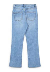 Jeans in denim azzurro chiaro con una linea svasata, dotati di due tasche posteriori e cuciture visibili lungo le cuciture.