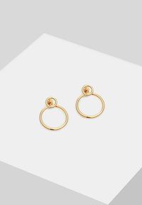 Goldene Creolen mit einem runden Design und einem kleineren Ring, der oben angebracht ist. Glatte Oberfläche, polierte Verarbeitung.