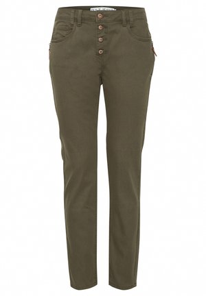 Pantaloni verde oliva con una vestibilità slim, cinque tasche e chiusura con bottone. Presentano cuciture doppie e bottoni marroni a contrasto sul davanti.