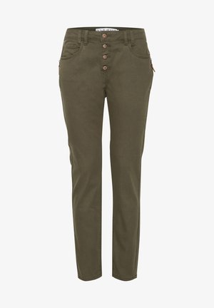 Pantaloni verde oliva con una vestibilità slim, cinque tasche e chiusura con bottone. Presentano cuciture doppie e bottoni marroni a contrasto sul davanti.