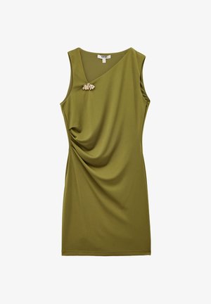 Olivegrünes ärmelloses Kleid mit drapiertem Design, V-Ausschnitt und dekorativem Hardware-Detail auf der linken Seite. Glatte Stofftextur.