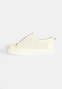 Weiße perforierte Sneaker mit strukturiertem Obermaterial, runder Zehenpartie und flacher Sohle. Ausgestattet mit weißen Schnürsenkeln und einer kleinen Schlaufe an der Rückseite für einfaches Anziehen.