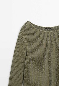 Pull vert tricoté avec une texture côtelée, large encolure bateau et accents de fil métallique, mettant en valeur un design décontracté et une coupe ample.