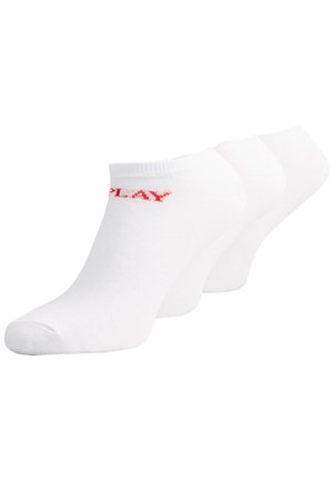 Calcetines tobilleros blancos fabricados en una mezcla de algodón, con el texto rojo "PLAY" en el lateral. El paquete contiene tres pares con una textura lisa y de punto.