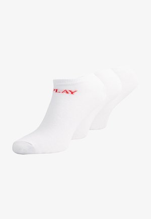 Calcetines tobilleros blancos fabricados en una mezcla de algodón, con el texto rojo "PLAY" en el lateral. El paquete contiene tres pares con una textura lisa y de punto.