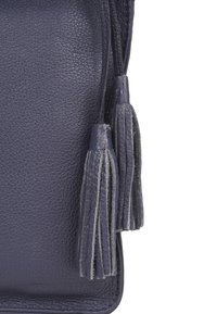 Borsa in pelle blu con finitura testurizzata, dotata di due frange grigie. Materiale liscio e morbido con forma rettangolare e branding discreto.