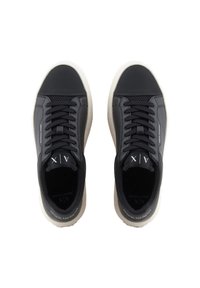 Sneakers in pelle nera con finitura liscia, design lacciato, accenti grigi e suole in gomma bianca. Presentano un colletto imbottito e lati perforati.