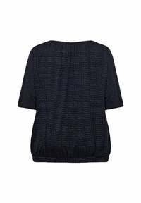 Maglietta navy a maniche corte, con un motivo geometrico. Il tessuto ha una consistenza liscia, con un orlo arricciato per un fit rilassato.